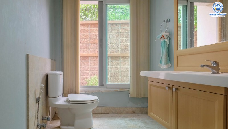 บ้านเดี่ยวมือสองนนทบุรี หลังใหญ่ห้องมุม! ม.ลัดดารมย์อิลิแกนซ์ พระราม 5-2 คุณภาพแบรนด์ดัง เนื้อที่ 177.20 ตร.ว. ตอบโจทย์ครอบครัวใหญ่ ฟังชั่น 5 ห้องนอน 5 ห้องน้ำ แถมแอร์ 8 เครื่อง มีเรือนรับรองพร้อมอยู่ มีความเป็นส่วนตัวข้างบ้านและหลังบ้านไม่ชนใคร บนทำเลคุณภาพ หน้าโครงการติดถ.นครอินทร์ ใกล้วงเวียนพระราม5 และจุดขึ้นทางด่วน "ศรีรัช"