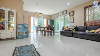 บ้านเดี่ยวมือสองนนทบุรี หลังใหญ่ห้องมุม! ม.ลัดดารมย์อิลิแกนซ์ พระราม 5-2 คุณภาพแบรนด์ดัง เนื้อที่ 177.20 ตร.ว. ตอบโจทย์ครอบครัวใหญ่ ฟังชั่น 5 ห้องนอน 5 ห้องน้ำ แถมแอร์ 8 เครื่อง มีเรือนรับรองพร้อมอยู่ มีความเป็นส่วนตัวข้างบ้านและหลังบ้านไม่ชนใคร บนทำเลคุณภาพ หน้าโครงการติดถ.นครอินทร์ ใกล้วงเวียนพระราม5 และจุดขึ้นทางด่วน "ศรีรัช"