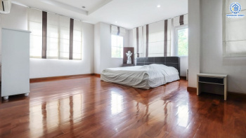 บ้านเดี่ยวมือสองนนทบุรี หลังใหญ่ห้องมุม! ม.ลัดดารมย์อิลิแกนซ์ พระราม 5-2 คุณภาพแบรนด์ดัง เนื้อที่ 177.20 ตร.ว. ตอบโจทย์ครอบครัวใหญ่ ฟังชั่น 5 ห้องนอน 5 ห้องน้ำ แถมแอร์ 8 เครื่อง มีเรือนรับรองพร้อมอยู่ มีความเป็นส่วนตัวข้างบ้านและหลังบ้านไม่ชนใคร บนทำเลคุณภาพ หน้าโครงการติดถ.นครอินทร์ ใกล้วงเวียนพระราม5 และจุดขึ้นทางด่วน "ศรีรัช"