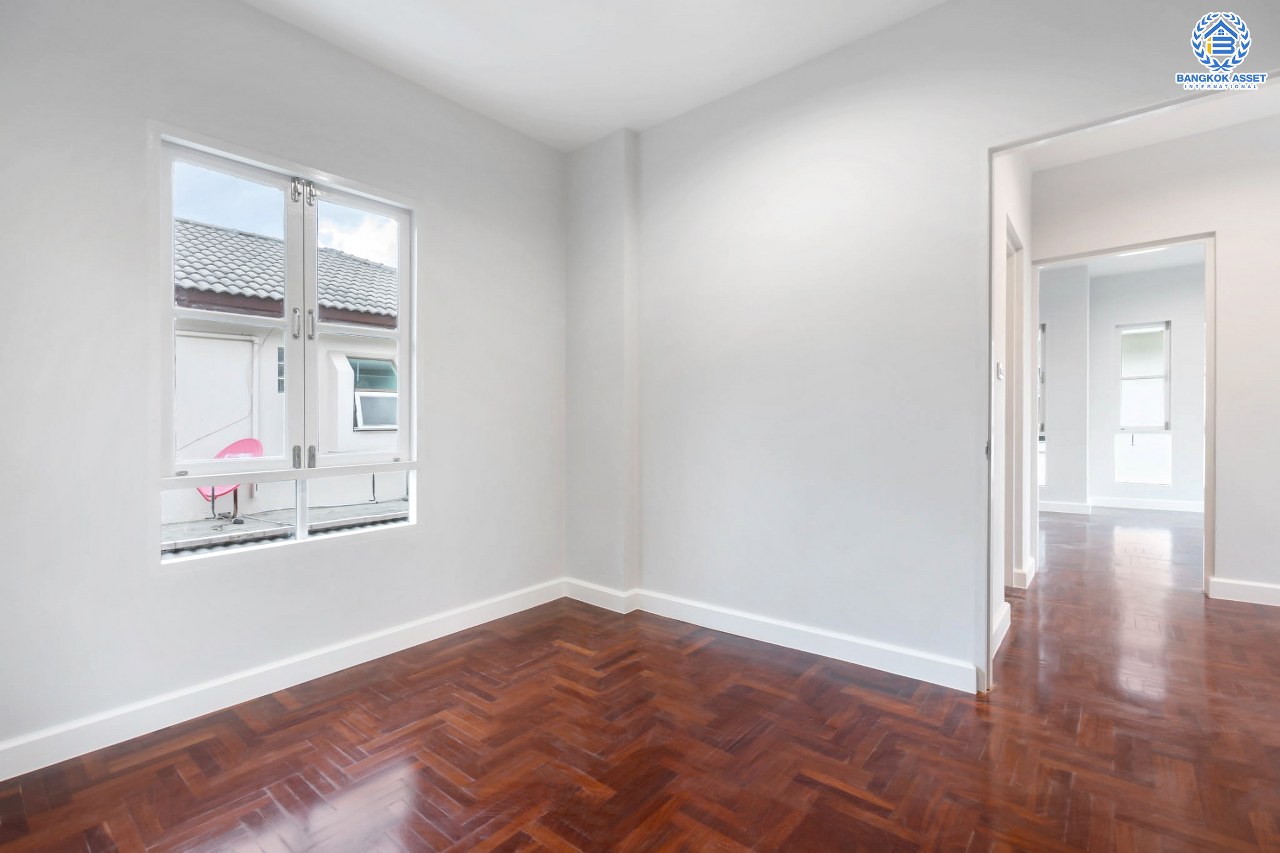 บ้านมือสองตกแต่งใหม่ คุณภาพแบรนด์ LH ม.ชลลดา บางใหญ่-เซ็นทรัลเวสต์เกต เนื้อที่ 52.5 ตร.ว. ฟังก์ชั่น 3 ห้องนอน 2 ห้องน้ำ สามารถจอดรถได้ถึง 3 คัน Facility ครบครัน พร้อมทุกการเข้าอยู่ บนทำเลเดินทางสะดวก ใกล้ถ.กาญจนาภิเษก เพียง 10 นาทีถึงรถไฟฟ้า "สถานีคลองบางไผ่"