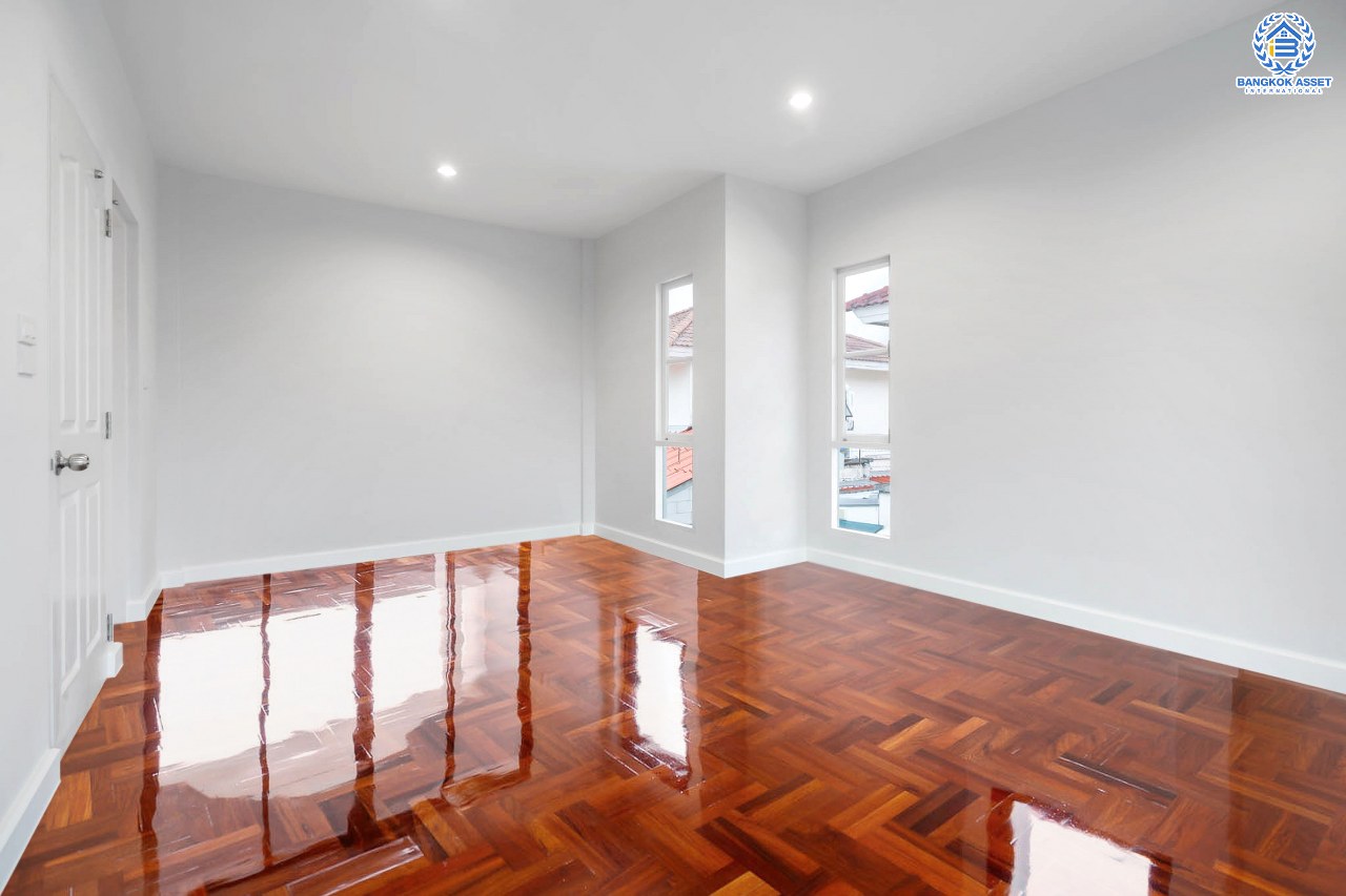 บ้านมือสองตกแต่งใหม่ คุณภาพแบรนด์ LH ม.ชลลดา บางใหญ่-เซ็นทรัลเวสต์เกต เนื้อที่ 52.5 ตร.ว. ฟังก์ชั่น 3 ห้องนอน 2 ห้องน้ำ สามารถจอดรถได้ถึง 3 คัน Facility ครบครัน พร้อมทุกการเข้าอยู่ บนทำเลเดินทางสะดวก ใกล้ถ.กาญจนาภิเษก เพียง 10 นาทีถึงรถไฟฟ้า "สถานีคลองบางไผ่"