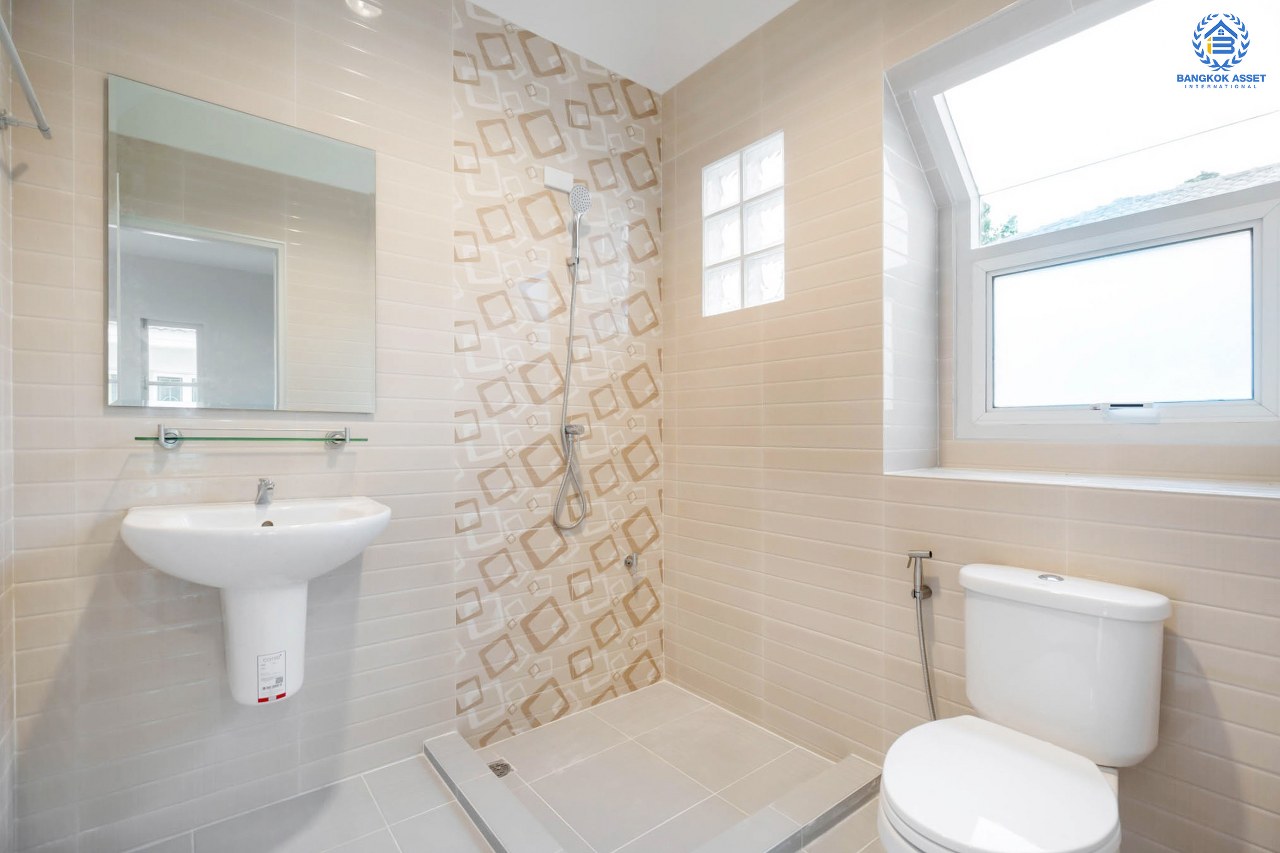 บ้านมือสองตกแต่งใหม่ คุณภาพแบรนด์ LH ม.ชลลดา บางใหญ่-เซ็นทรัลเวสต์เกต เนื้อที่ 52.5 ตร.ว. ฟังก์ชั่น 3 ห้องนอน 2 ห้องน้ำ สามารถจอดรถได้ถึง 3 คัน Facility ครบครัน พร้อมทุกการเข้าอยู่ บนทำเลเดินทางสะดวก ใกล้ถ.กาญจนาภิเษก เพียง 10 นาทีถึงรถไฟฟ้า "สถานีคลองบางไผ่"