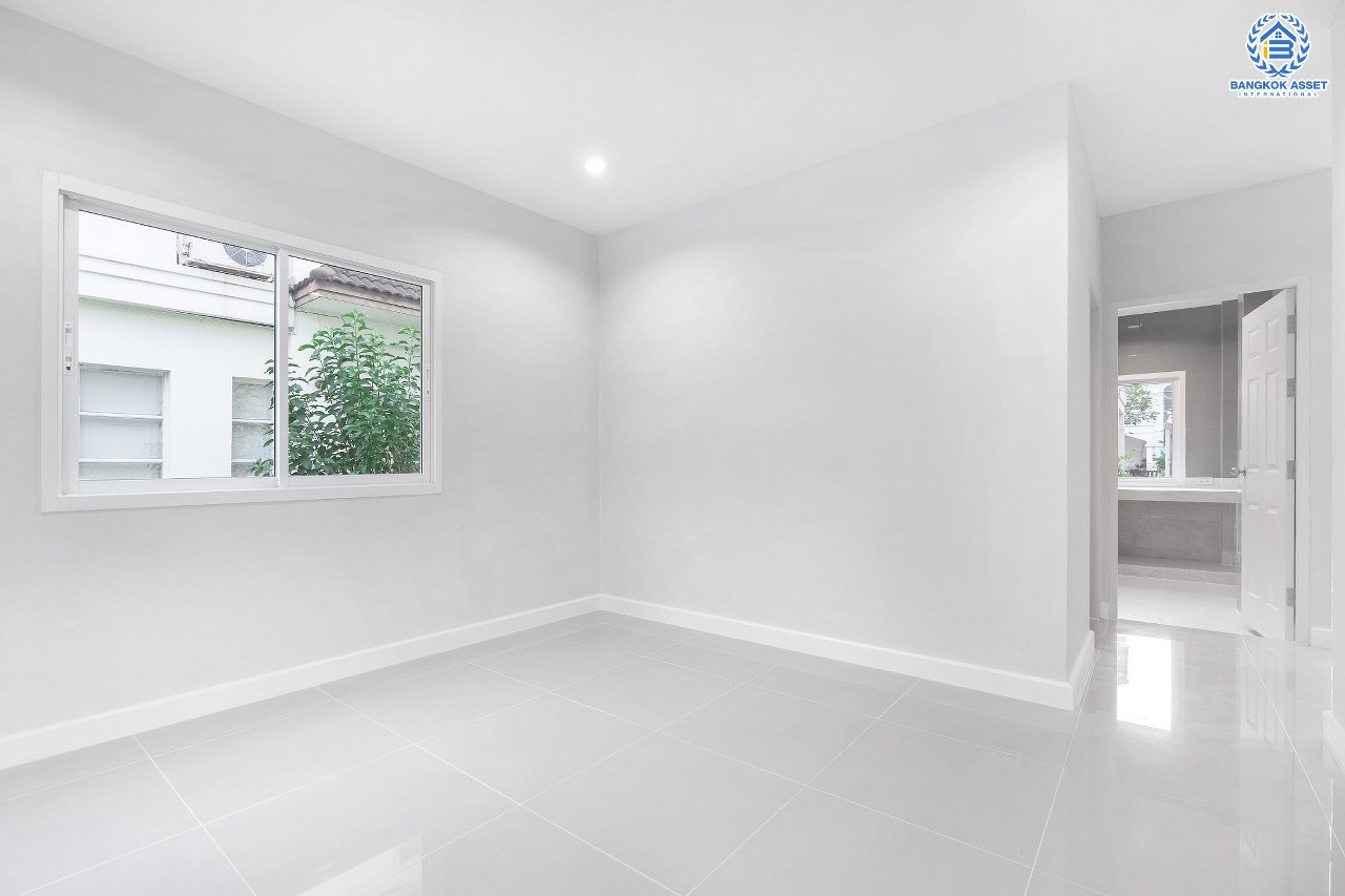 บ้านมือสองตกแต่งใหม่ ม.กฤษดานคร31 ปิ่นเกล้า ติดถนนบรมราชชนนี ฟังก์ชั่นจัดเต็ม 3 ห้องนอน 3 ห้องน้ำ Terrace กว้าง รองรับความสุขบนเนื้อที่ดิน 54.6 ตร.ว. พื้นที่ใช้สอยกว่า 200 ตร.ม. บนทำเลศักยภาพใกล้ทางคู่ขนานลอยฟ้าบรมราชชนนี และเซ็นทรัลปิ่นเกล้า...