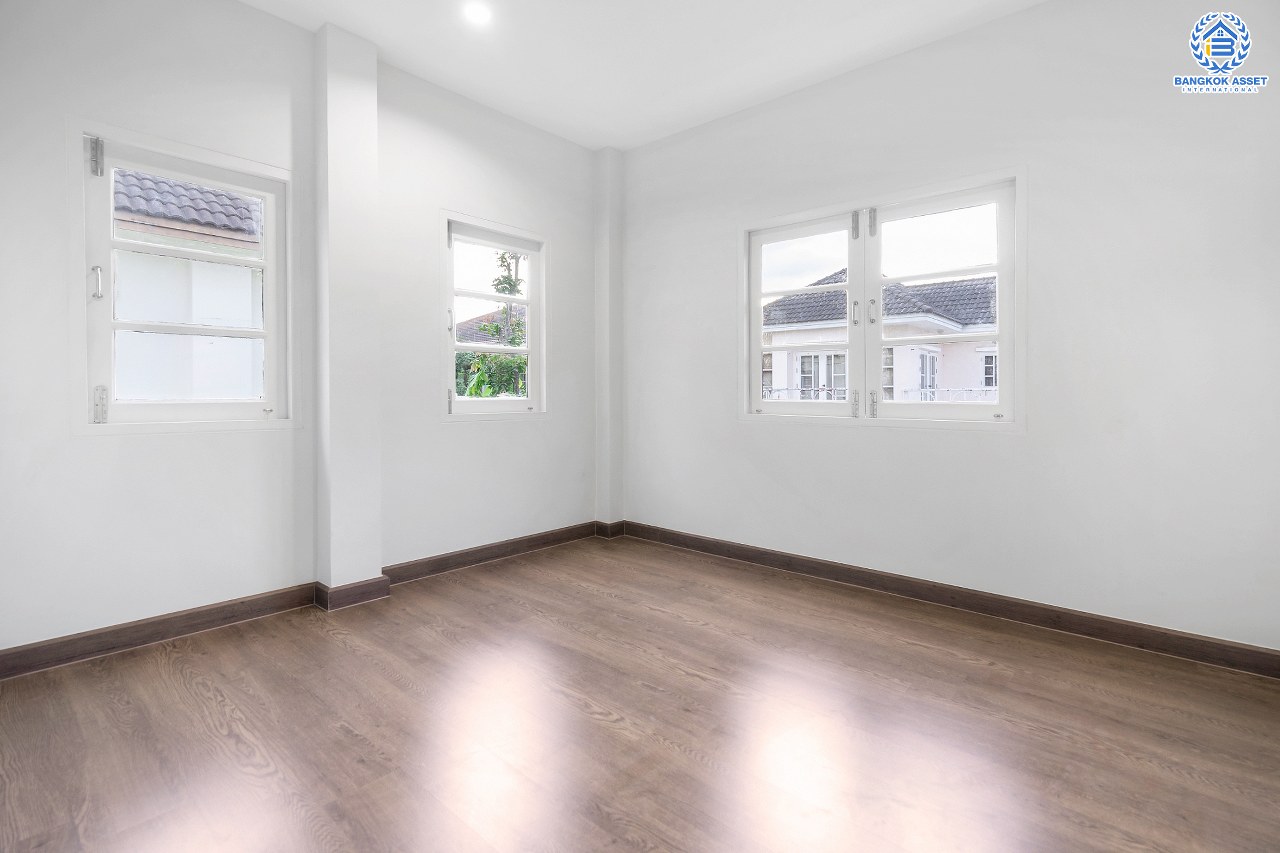 บ้านมือสองตกแต่งใหม่ ม.กฤษดานคร31 ปิ่นเกล้า ติดถนนบรมราชชนนี ฟังก์ชั่นจัดเต็ม 3 ห้องนอน 3 ห้องน้ำ Terrace กว้าง รองรับความสุขบนเนื้อที่ดิน 54.6 ตร.ว. พื้นที่ใช้สอยกว่า 200 ตร.ม. บนทำเลศักยภาพใกล้ทางคู่ขนานลอยฟ้าบรมราชชนนี และเซ็นทรัลปิ่นเกล้า...