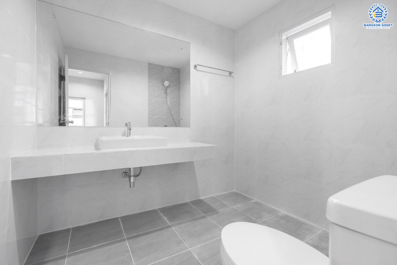 บ้านมือสองตกแต่งใหม่ ม.กฤษดานคร31 ปิ่นเกล้า ติดถนนบรมราชชนนี ฟังก์ชั่นจัดเต็ม 3 ห้องนอน 3 ห้องน้ำ Terrace กว้าง รองรับความสุขบนเนื้อที่ดิน 54.6 ตร.ว. พื้นที่ใช้สอยกว่า 200 ตร.ม. บนทำเลศักยภาพใกล้ทางคู่ขนานลอยฟ้าบรมราชชนนี และเซ็นทรัลปิ่นเกล้า...