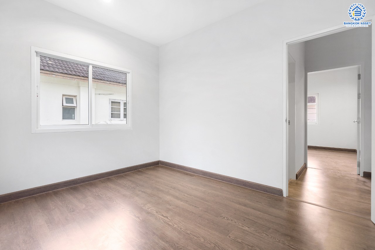 บ้านมือสองตกแต่งใหม่ ม.กฤษดานคร31 ปิ่นเกล้า ติดถนนบรมราชชนนี ฟังก์ชั่นจัดเต็ม 3 ห้องนอน 3 ห้องน้ำ Terrace กว้าง รองรับความสุขบนเนื้อที่ดิน 54.6 ตร.ว. พื้นที่ใช้สอยกว่า 200 ตร.ม. บนทำเลศักยภาพใกล้ทางคู่ขนานลอยฟ้าบรมราชชนนี และเซ็นทรัลปิ่นเกล้า...