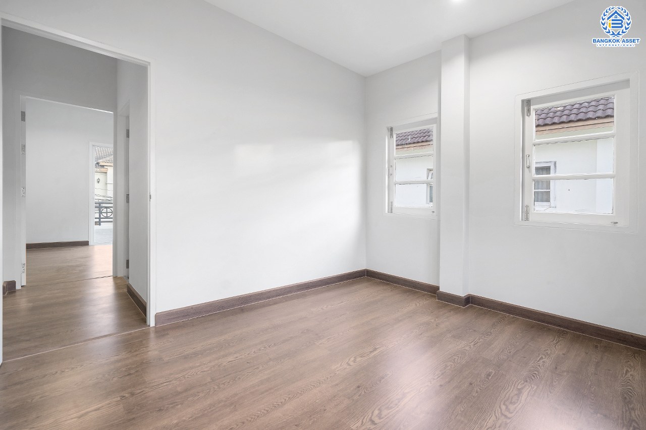 บ้านมือสองตกแต่งใหม่ ม.กฤษดานคร31 ปิ่นเกล้า ติดถนนบรมราชชนนี ฟังก์ชั่นจัดเต็ม 3 ห้องนอน 3 ห้องน้ำ Terrace กว้าง รองรับความสุขบนเนื้อที่ดิน 54.6 ตร.ว. พื้นที่ใช้สอยกว่า 200 ตร.ม. บนทำเลศักยภาพใกล้ทางคู่ขนานลอยฟ้าบรมราชชนนี และเซ็นทรัลปิ่นเกล้า...