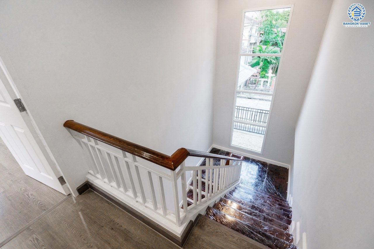 บ้านมือสองตกแต่งใหม่ ม.กฤษดานคร31 ปิ่นเกล้า ติดถนนบรมราชชนนี ฟังก์ชั่นจัดเต็ม 3 ห้องนอน 3 ห้องน้ำ Terrace กว้าง รองรับความสุขบนเนื้อที่ดิน 54.6 ตร.ว. พื้นที่ใช้สอยกว่า 200 ตร.ม. บนทำเลศักยภาพใกล้ทางคู่ขนานลอยฟ้าบรมราชชนนี และเซ็นทรัลปิ่นเกล้า...