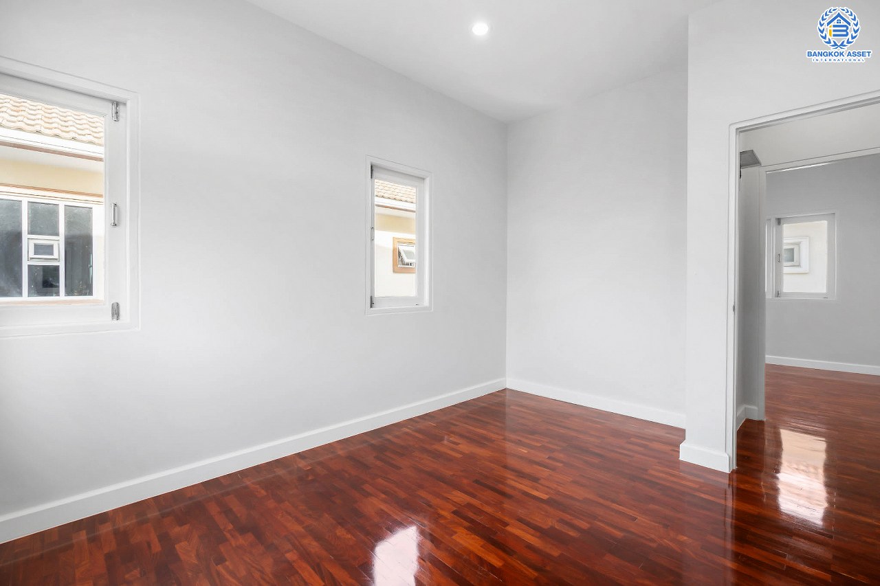 บ้านมือสองตกแต่งใหม่ สุดคุ้ม! ม.ภัสสร8 กาญจนาภิเษก (ซ.กันตนา) ดีไซน์สวย เนื้อที่ 50.7 ตร.ว. ฟังก์ชั่น 3 ห้องนอน 3 ห้องน้ำ แต่งครบพร้อมอยู่ บนทำเลศักยภาพ โครงการติดถนนใหญ่ เข้า-ออกสะดวก ใกล้เซ็นทรัลเวสต์เกต รถไฟฟ้า "สถานีตลาดบางใหญ่" และเดินทางเพียง 10 นาทีถึงจุดขึ้นทางด่วน "ศรีรัช"...