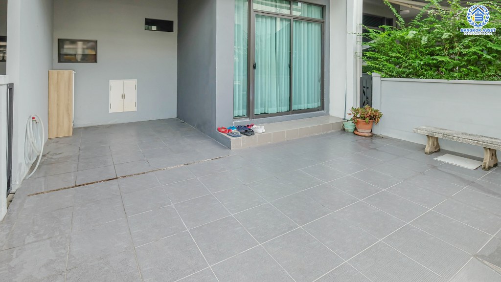 ทาวน์เฮาส์มือสองนนทบุรี โครงการจากแบรนด์ AP ม.พลีโน่ บางใหญ่-เซ็นทรัลเวสต์เกต เนื้อที่ 18 ตร.ว. ฟังก์ชั่น 3 ห้องนอน 2 ห้องน้ำ ต่อเติมครบพร้อมอยู่ สิ่งอำนวยความสะดวกภายในโครงการครบครัน บนทำเลเดินทางสะดวก ใกล้รถไฟฟ้าสถานีคลองบางไผ่