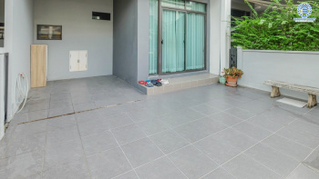 ทาวน์เฮาส์มือสองนนทบุรี โครงการจากแบรนด์ AP ม.พลีโน่ บางใหญ่-เซ็นทรัลเวสต์เกต เนื้อที่ 18 ตร.ว. ฟังก์ชั่น 3 ห้องนอน 2 ห้องน้ำ ต่อเติมครบพร้อมอยู่ สิ่งอำนวยความสะดวกภายในโครงการครบครัน บนทำเลเดินทางสะดวก ใกล้รถไฟฟ้าสถานีคลองบางไผ่