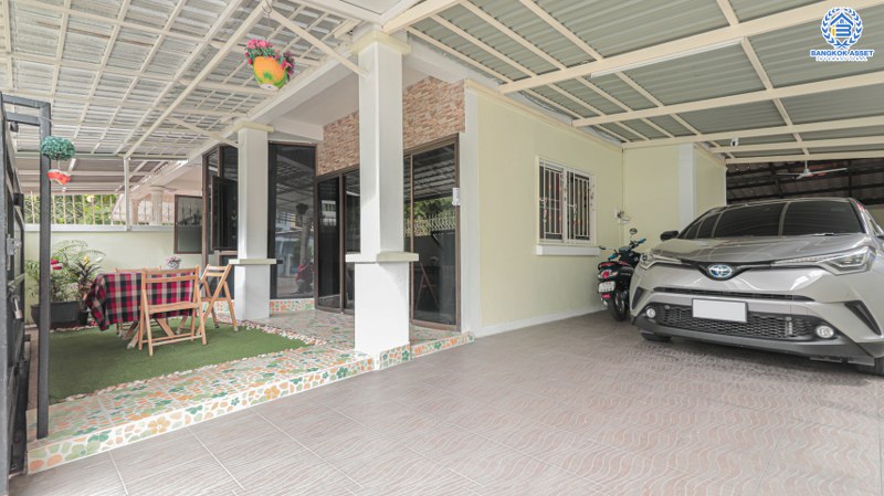 บ้านแฝดมือสอง ใกล้สนามบินดอนเมือง! ม.ณัฐนันท์ ดอนเมือง-สรงประภา เนื้อที่ 38.9 ตร.ว. ฟังก์ชั่น 3 ห้องนอน 2 ห้องน้ำ บ้านสวยต่อเติมพร้อมเข้าอยู่! บนทำเลดีที่สุด เชื่อมต่อหลายเส้นทาง ใกล้รถไฟฟ้า "สถานีดอนเมือง" และทางด่วนอุตราภิมุข