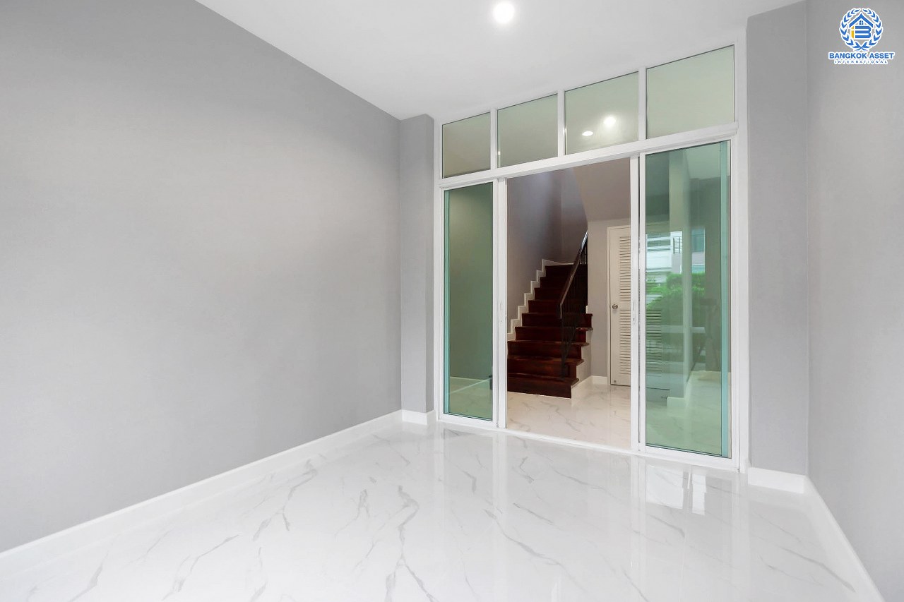 บ้านมือสองตกแต่งใหม่ ดีไซน์สุดหรู ม.บางกอกบูเลอวาร์ด ราชพฤกษ์-พระราม5-2 หลังใหญ่ #แปลงมุม เนื้อที่ 57.1 ตร.ว. บนสังคมคุณภาพ SC Asset* รองรับครอบครัวใหญ่ด้วยฟังก์ชั่นจัดเต็ม 4 ห้องนอน 4 ห้องน้ำ (ห้องนอนชั้นบนทุกห้องมีห้องน้ำในตัว) 2 ที่จอดรถ บนทำเลติดถนนราชพฤกษ์ ใกล้วงเวียนพระรามห้า ,ทางด่วน และเพียง 10 ถึงรถไฟฟ้า "สถานีบางรักใหญ่"