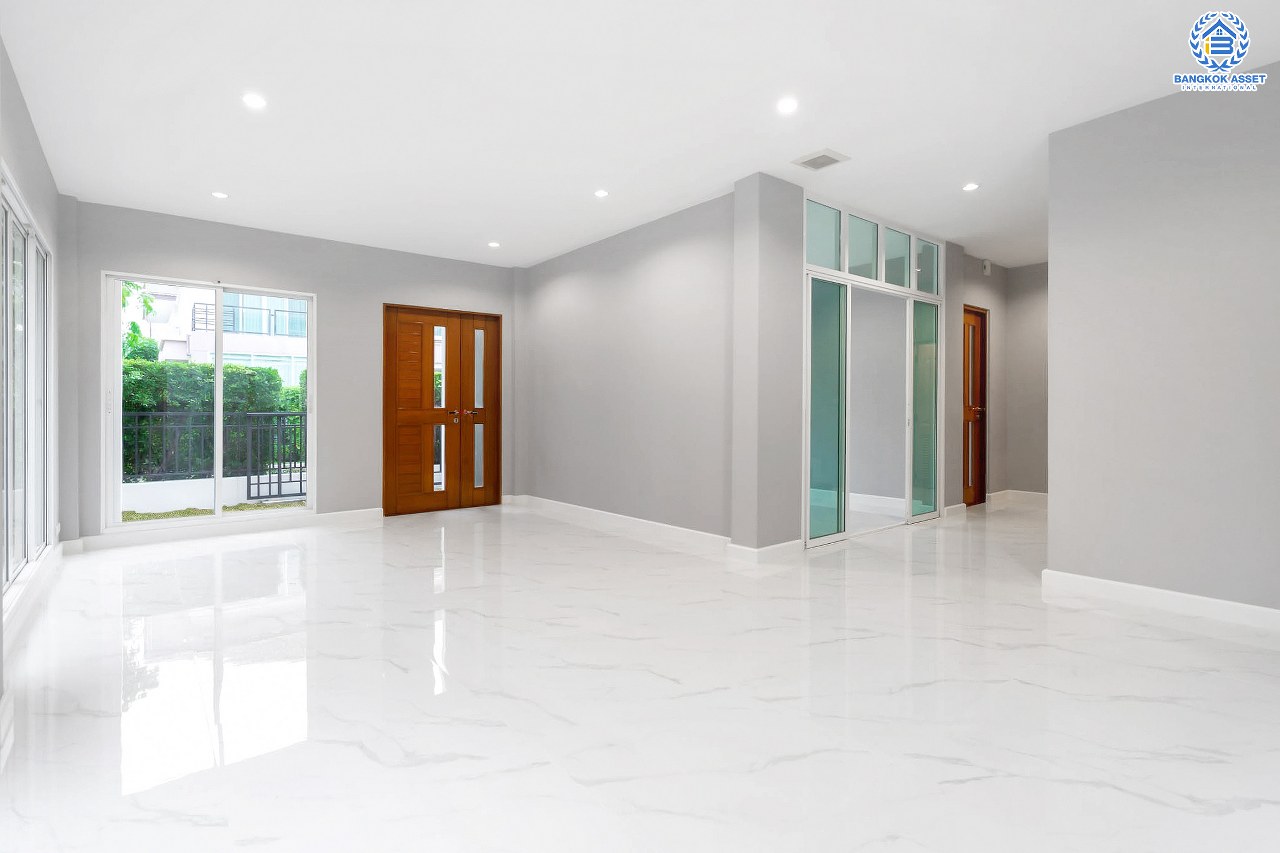 บ้านมือสองตกแต่งใหม่ ดีไซน์สุดหรู ม.บางกอกบูเลอวาร์ด ราชพฤกษ์-พระราม5-2 หลังใหญ่ #แปลงมุม เนื้อที่ 57.1 ตร.ว. บนสังคมคุณภาพ SC Asset* รองรับครอบครัวใหญ่ด้วยฟังก์ชั่นจัดเต็ม 4 ห้องนอน 4 ห้องน้ำ (ห้องนอนชั้นบนทุกห้องมีห้องน้ำในตัว) 2 ที่จอดรถ บนทำเลติดถนนราชพฤกษ์ ใกล้วงเวียนพระรามห้า ,ทางด่วน และเพียง 10 ถึงรถไฟฟ้า "สถานีบางรักใหญ่"