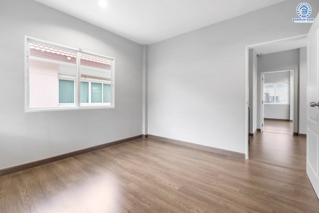 บ้านมือสองตกแต่งใหม่ ดีไซน์สุดหรู ม.บางกอกบูเลอวาร์ด ราชพฤกษ์-พระราม5-2 หลังใหญ่ #แปลงมุม เนื้อที่ 57.1 ตร.ว. บนสังคมคุณภาพ SC Asset* รองรับครอบครัวใหญ่ด้วยฟังก์ชั่นจัดเต็ม 4 ห้องนอน 4 ห้องน้ำ (ห้องนอนชั้นบนทุกห้องมีห้องน้ำในตัว) 2 ที่จอดรถ บนทำเลติดถนนราชพฤกษ์ ใกล้วงเวียนพระรามห้า ,ทางด่วน และเพียง 10 ถึงรถไฟฟ้า "สถานีบางรักใหญ่"