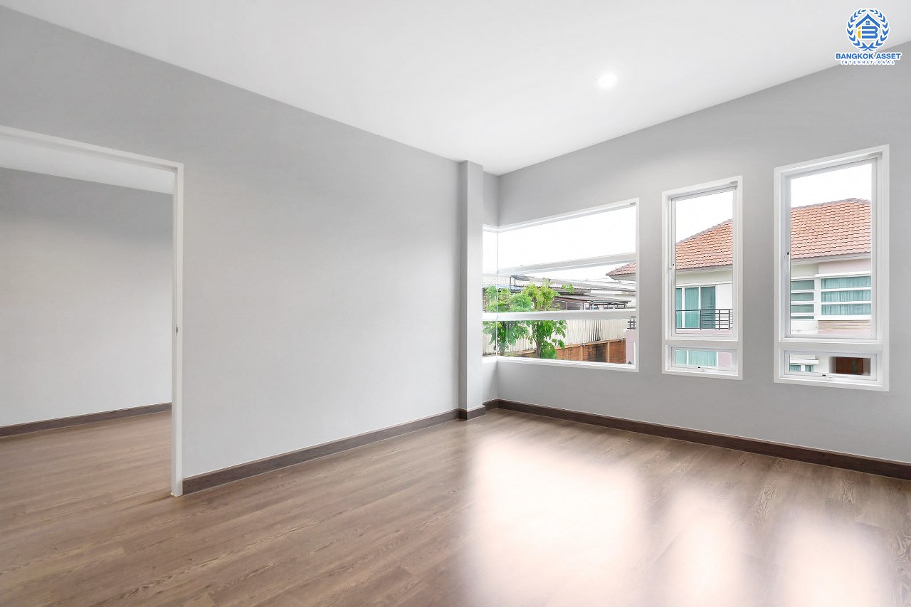 บ้านมือสองตกแต่งใหม่ ดีไซน์สุดหรู ม.บางกอกบูเลอวาร์ด ราชพฤกษ์-พระราม5-2 หลังใหญ่ #แปลงมุม เนื้อที่ 57.1 ตร.ว. บนสังคมคุณภาพ SC Asset* รองรับครอบครัวใหญ่ด้วยฟังก์ชั่นจัดเต็ม 4 ห้องนอน 4 ห้องน้ำ (ห้องนอนชั้นบนทุกห้องมีห้องน้ำในตัว) 2 ที่จอดรถ บนทำเลติดถนนราชพฤกษ์ ใกล้วงเวียนพระรามห้า ,ทางด่วน และเพียง 10 ถึงรถไฟฟ้า "สถานีบางรักใหญ่"