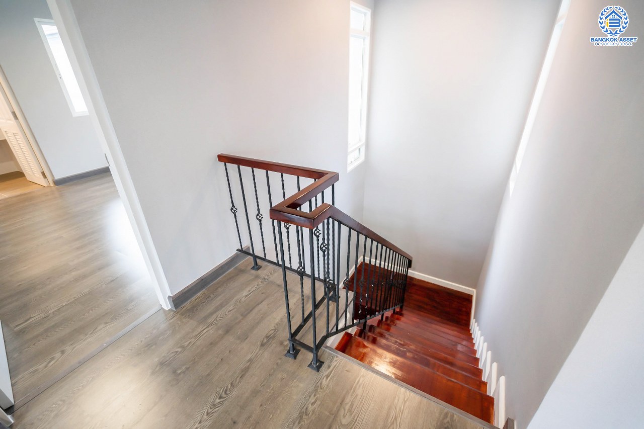 บ้านมือสองตกแต่งใหม่ ดีไซน์สุดหรู ม.บางกอกบูเลอวาร์ด ราชพฤกษ์-พระราม5-2 หลังใหญ่ #แปลงมุม เนื้อที่ 57.1 ตร.ว. บนสังคมคุณภาพ SC Asset* รองรับครอบครัวใหญ่ด้วยฟังก์ชั่นจัดเต็ม 4 ห้องนอน 4 ห้องน้ำ (ห้องนอนชั้นบนทุกห้องมีห้องน้ำในตัว) 2 ที่จอดรถ บนทำเลติดถนนราชพฤกษ์ ใกล้วงเวียนพระรามห้า ,ทางด่วน และเพียง 10 ถึงรถไฟฟ้า "สถานีบางรักใหญ่"