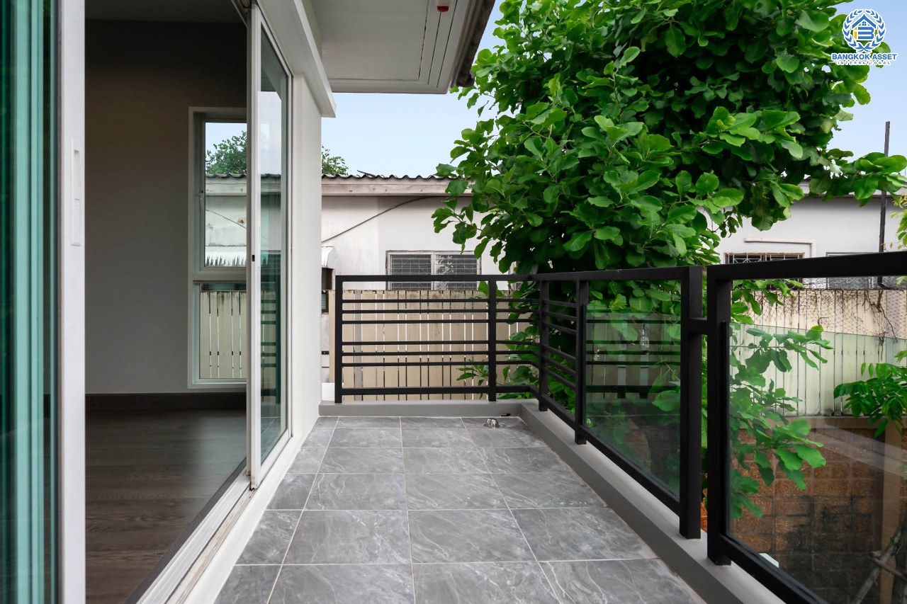 บ้านมือสองตกแต่งใหม่ ดีไซน์สุดหรู ม.บางกอกบูเลอวาร์ด ราชพฤกษ์-พระราม5-2 หลังใหญ่ #แปลงมุม เนื้อที่ 57.1 ตร.ว. บนสังคมคุณภาพ SC Asset* รองรับครอบครัวใหญ่ด้วยฟังก์ชั่นจัดเต็ม 4 ห้องนอน 4 ห้องน้ำ (ห้องนอนชั้นบนทุกห้องมีห้องน้ำในตัว) 2 ที่จอดรถ บนทำเลติดถนนราชพฤกษ์ ใกล้วงเวียนพระรามห้า ,ทางด่วน และเพียง 10 ถึงรถไฟฟ้า "สถานีบางรักใหญ่"