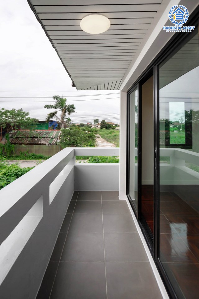 บ้านมือสองตกแต่งใหม่ หลังใหญ่พิเศษ เนื้อที่ 45.3 ตร.ว. ฟังก์ชั่นระดับบ้านเดี่ยว! ม.บิวตี้เฮ้าส์3 ราชพฤกษ์-กาญจนาฯ 4 ห้องนอน 2 ห้องน้ำ 2 ที่จอดรถ ตอบโจทย์ทุกการอยู่อาศัย บนทำเลสุดสะดวก ติดถนนราชพฤกษ์ เชื่อมต่อหลายเส้นทาง ใกล้ The Walk และทางด่วน "ศรีรัช"