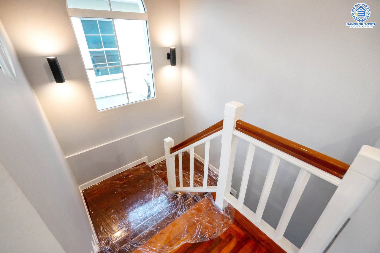 บ้านมือสองตกแต่งใหม่ แบรนด์ LH หลังใหญ่พิเศษ #แปลงมุม มีพื้นที่มุมสวนกว้าง 200 ตร.ม. โซนหน้าสวนและใกล้ส่วนกลาง ม.มัณฑนา ติดถนนราชพฤกษ์ เนื้อที่ 96.5 ตร.ว. ฟังก์ชั่น 3 ห้องนอน 1 ห้องแม่บ้าน 4 ห้องน้ำ มี Living Room และ Facilities ครบ! บนทำเลใกล้วงเวียนพระราม5 และMRT "สถานีบางรักน้อยท่าอิฐ"