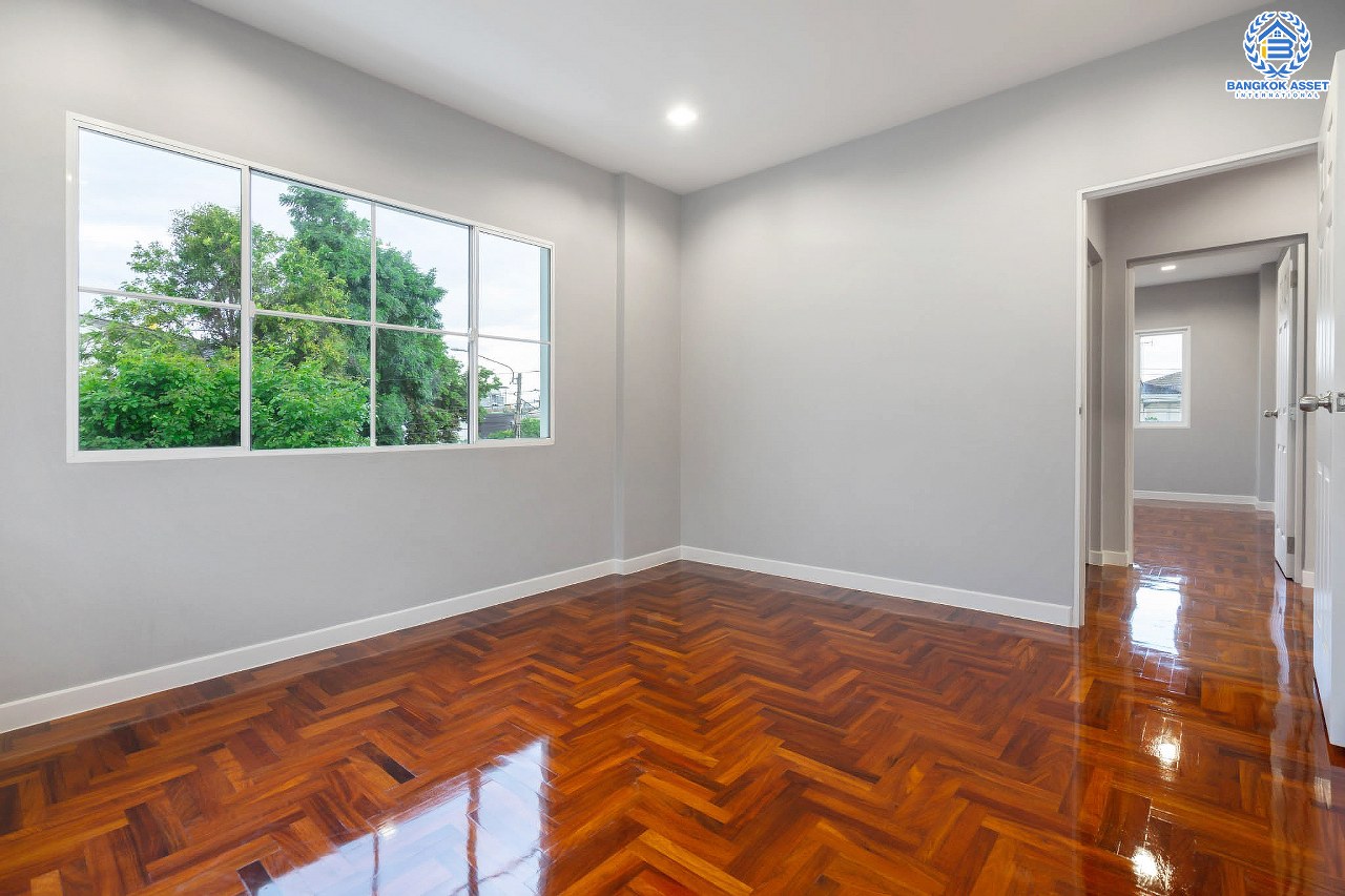 บ้านมือสองตกแต่งใหม่ แบรนด์ LH หลังใหญ่พิเศษ #แปลงมุม มีพื้นที่มุมสวนกว้าง 200 ตร.ม. โซนหน้าสวนและใกล้ส่วนกลาง ม.มัณฑนา ติดถนนราชพฤกษ์ เนื้อที่ 96.5 ตร.ว. ฟังก์ชั่น 3 ห้องนอน 1 ห้องแม่บ้าน 4 ห้องน้ำ มี Living Room และ Facilities ครบ! บนทำเลใกล้วงเวียนพระราม5 และMRT "สถานีบางรักน้อยท่าอิฐ"