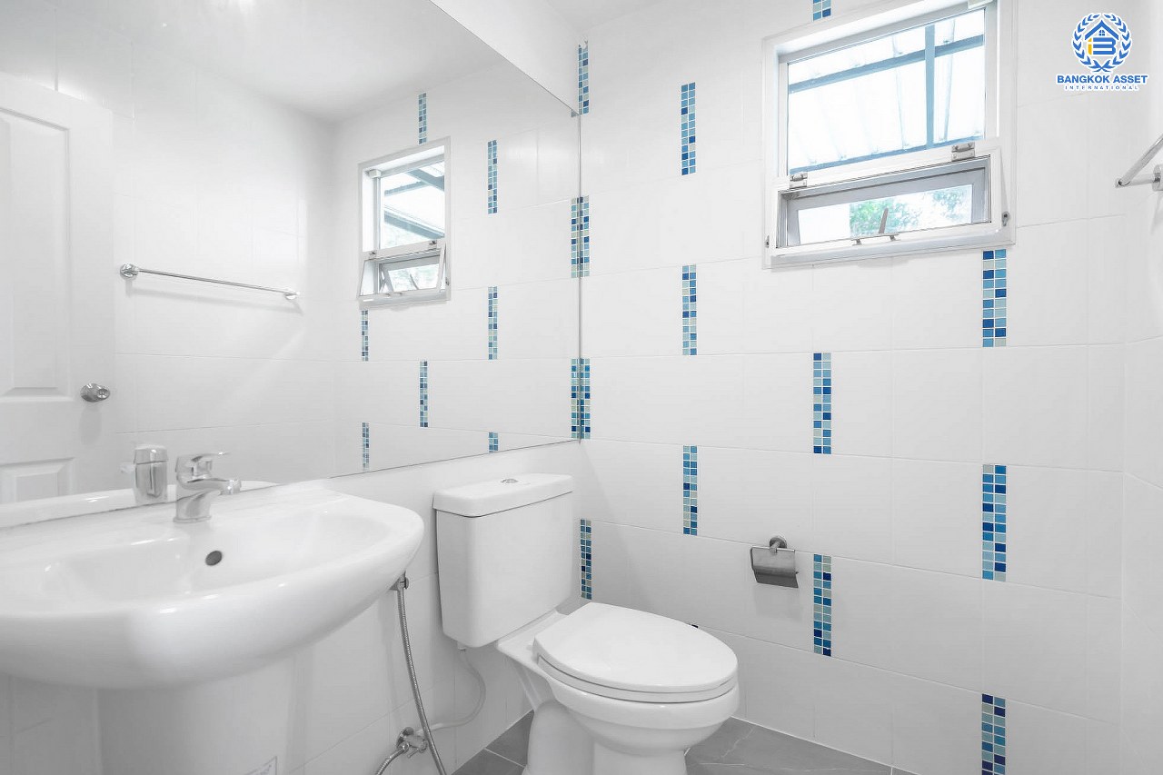 บ้านมือสองตกแต่งใหม่ แบรนด์หรู SC ASSET โครงการ ไลฟ์บางกอกบลูเลอวาร์ด ราชพฤกษ์-รัตนาธิเบศร์ หลังใหญ่ #แปลงมุม เนื้อที่ 54.9 ตร.ว. ตกแต่งดีไซน์ ตอบโจทย์ทุกการอยู่อาศัย ฟังก์ชั่นพร้อม 3 ห้องนอน 3 ห้องน้ำ 2 ที่จอดรถ บนทำเลศักยภาพ ติดถนนราชพฤกษ์ เพียง 5 นาทีถึงรถไฟฟ้า "สถานีบางรักน้อยท่าอิฐ".....