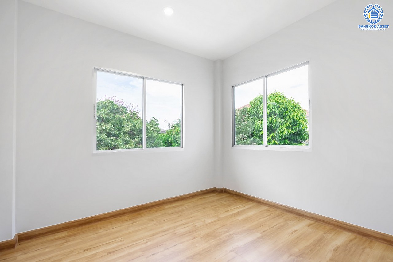 บ้านมือสองตกแต่งใหม่ แบรนด์หรู SC ASSET โครงการ ไลฟ์บางกอกบลูเลอวาร์ด ราชพฤกษ์-รัตนาธิเบศร์ หลังใหญ่ #แปลงมุม เนื้อที่ 54.9 ตร.ว. ตกแต่งดีไซน์ ตอบโจทย์ทุกการอยู่อาศัย ฟังก์ชั่นพร้อม 3 ห้องนอน 3 ห้องน้ำ 2 ที่จอดรถ บนทำเลศักยภาพ ติดถนนราชพฤกษ์ เพียง 5 นาทีถึงรถไฟฟ้า "สถานีบางรักน้อยท่าอิฐ".....