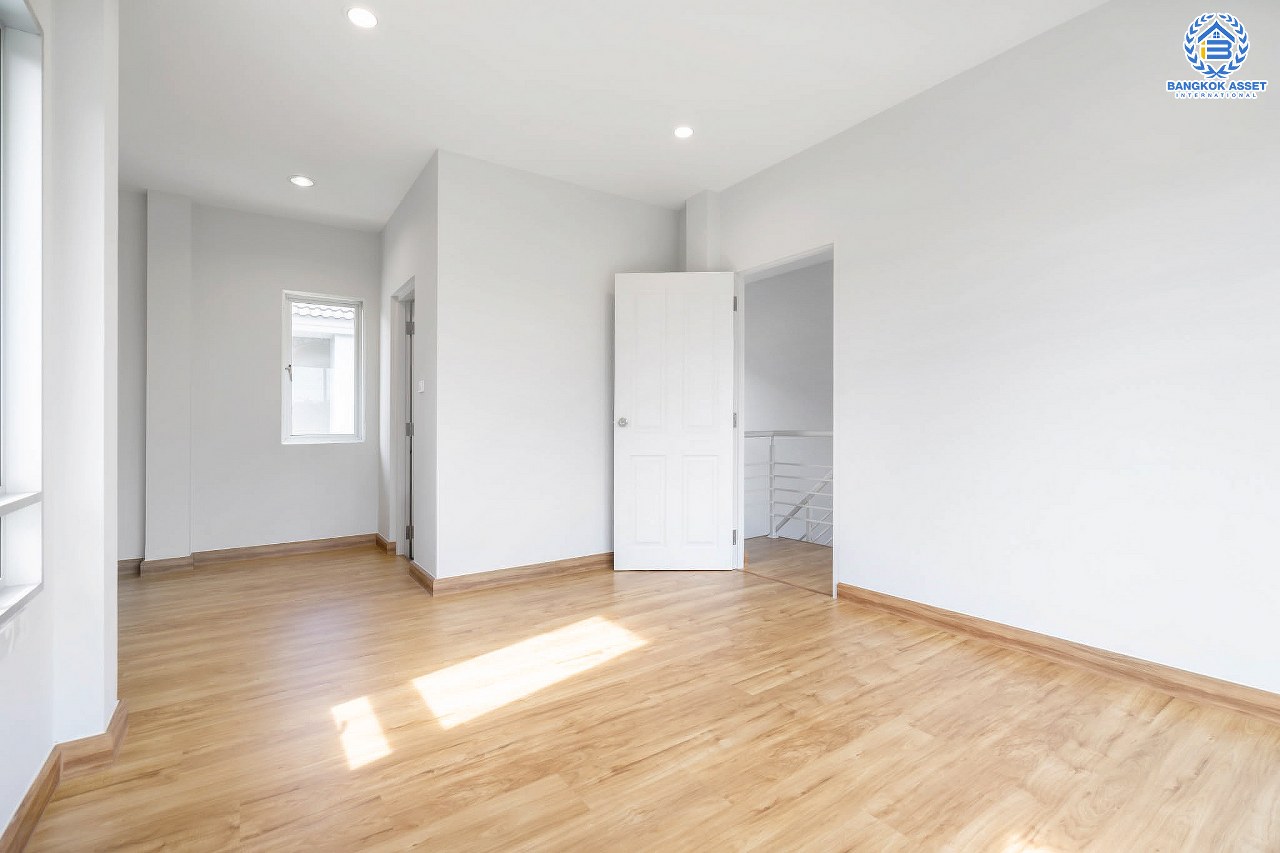 บ้านมือสองตกแต่งใหม่ แบรนด์หรู SC ASSET โครงการ ไลฟ์บางกอกบลูเลอวาร์ด ราชพฤกษ์-รัตนาธิเบศร์ หลังใหญ่ #แปลงมุม เนื้อที่ 54.9 ตร.ว. ตกแต่งดีไซน์ ตอบโจทย์ทุกการอยู่อาศัย ฟังก์ชั่นพร้อม 3 ห้องนอน 3 ห้องน้ำ 2 ที่จอดรถ บนทำเลศักยภาพ ติดถนนราชพฤกษ์ เพียง 5 นาทีถึงรถไฟฟ้า "สถานีบางรักน้อยท่าอิฐ".....