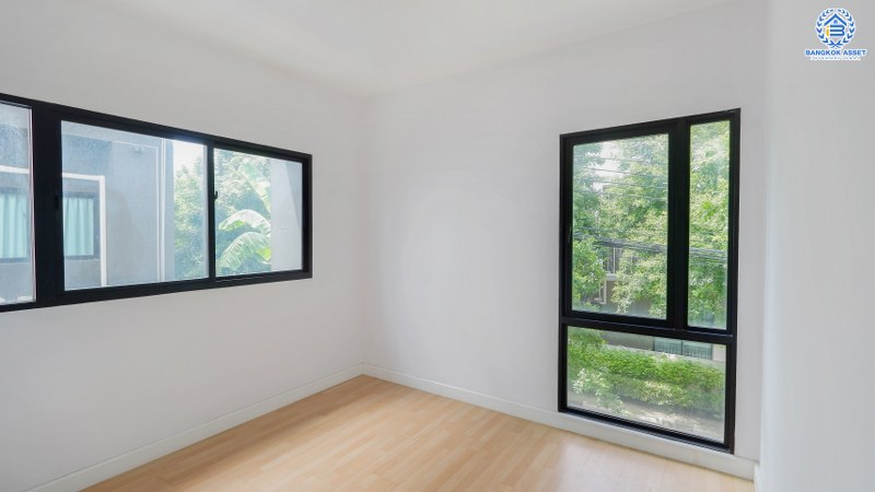 ทาวน์โฮมมือสองนนทบุรี 3 ชั้น ห้องมุม! ม.ฟลอร่า วงศ์สว่าง บ้านใหม่ ดีไซน์สวย เนื้อที่ 31 ตร.ว. ฟังก์ชั่น 4 ห้องนอน 3 ห้องน้ำ 2 ที่จอดรถ (หน้ากว้าง 7 เมตร) โดดเด่นด้วยทำเล ติดถนนกรุงเทพฯ-นนทบุรี  เพียง 500 เมตร ถึง MRT "สถานีแยกติวานนท์"