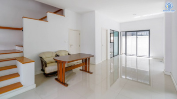 ทาวน์โฮมมือสองนนทบุรี 3 ชั้น ห้องมุม! ม.ฟลอร่า วงศ์สว่าง บ้านใหม่ ดีไซน์สวย เนื้อที่ 31 ตร.ว. ฟังก์ชั่น 4 ห้องนอน 3 ห้องน้ำ 2 ที่จอดรถ (หน้ากว้าง 7 เมตร) โดดเด่นด้วยทำเล ติดถนนกรุงเทพฯ-นนทบุรี  เพียง 500 เมตร ถึง MRT "สถานีแยกติวานนท์"