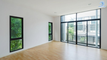 ทาวน์โฮมมือสองนนทบุรี 3 ชั้น ห้องมุม! ม.ฟลอร่า วงศ์สว่าง บ้านใหม่ ดีไซน์สวย เนื้อที่ 31 ตร.ว. ฟังก์ชั่น 4 ห้องนอน 3 ห้องน้ำ 2 ที่จอดรถ (หน้ากว้าง 7 เมตร) โดดเด่นด้วยทำเล ติดถนนกรุงเทพฯ-นนทบุรี  เพียง 500 เมตร ถึง MRT "สถานีแยกติวานนท์"