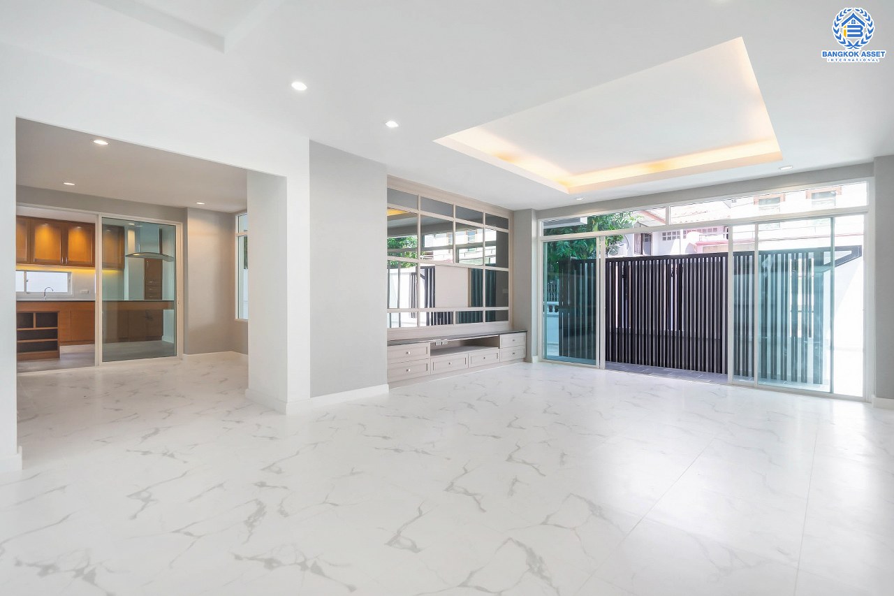 บ้านมือสองตกแต่งใหม่ 3 ชั้นหลังใหญ่พิเศษ! #แปลงมุม พื้นที่ใช้สอยถึง 400 ตร.ม.! Built in Furniture ทั้งหลัง! ม.จรรยานิเวศน์ แจ้งวัฒนะ-ปากเกร็ด35 เนื้อที่ 47ตร.ว. ฟังก์ชั่นจัดเต็ม 4 ห้องนอน 5 ห้องน้ำ 3 ที่จอดรถ พร้อม Living Room ขนาดใหญ่ บนทำเลโซนเมือง รองรับรถไฟฟ้าสายสีชมพู(สายอนาคต) ใกล้ทางด่วน "ศรีรัช" และเพียง 800เมตร ถึงเซ็นทรัลแจ้งวัฒนะ...