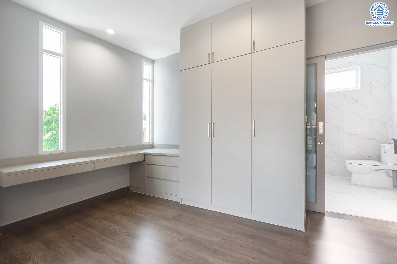 บ้านมือสองตกแต่งใหม่ 3 ชั้นหลังใหญ่พิเศษ! #แปลงมุม พื้นที่ใช้สอยถึง 400 ตร.ม.! Built in Furniture ทั้งหลัง! ม.จรรยานิเวศน์ แจ้งวัฒนะ-ปากเกร็ด35 เนื้อที่ 47ตร.ว. ฟังก์ชั่นจัดเต็ม 4 ห้องนอน 5 ห้องน้ำ 3 ที่จอดรถ พร้อม Living Room ขนาดใหญ่ บนทำเลโซนเมือง รองรับรถไฟฟ้าสายสีชมพู(สายอนาคต) ใกล้ทางด่วน "ศรีรัช" และเพียง 800เมตร ถึงเซ็นทรัลแจ้งวัฒนะ...