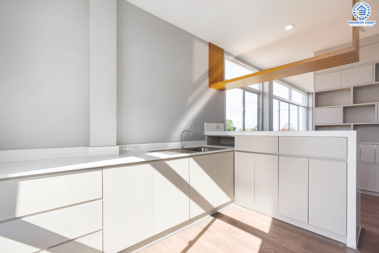 บ้านมือสองตกแต่งใหม่ 3 ชั้นหลังใหญ่พิเศษ! #แปลงมุม พื้นที่ใช้สอยถึง 400 ตร.ม.! Built in Furniture ทั้งหลัง! ม.จรรยานิเวศน์ แจ้งวัฒนะ-ปากเกร็ด35 เนื้อที่ 47ตร.ว. ฟังก์ชั่นจัดเต็ม 4 ห้องนอน 5 ห้องน้ำ 3 ที่จอดรถ พร้อม Living Room ขนาดใหญ่ บนทำเลโซนเมือง รองรับรถไฟฟ้าสายสีชมพู(สายอนาคต) ใกล้ทางด่วน "ศรีรัช" และเพียง 800เมตร ถึงเซ็นทรัลแจ้งวัฒนะ...