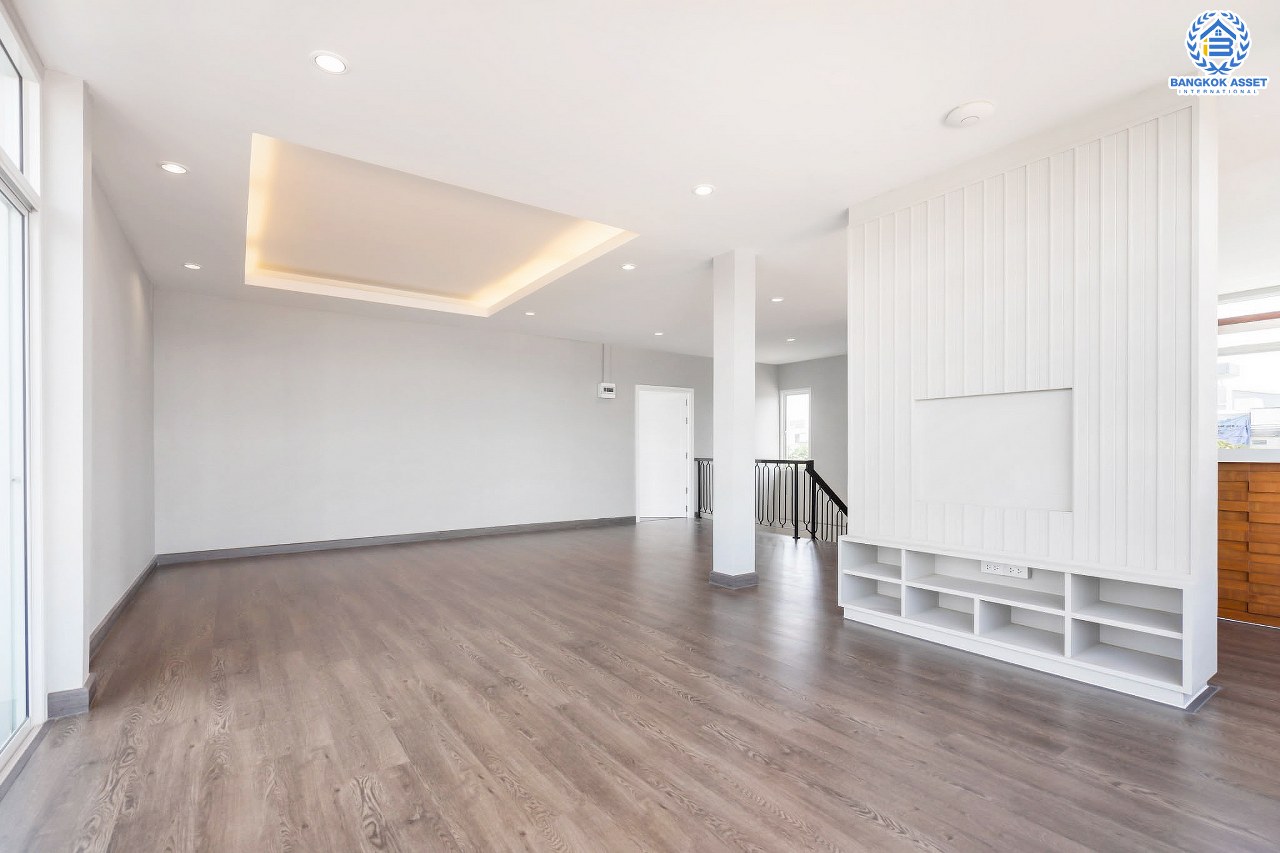 บ้านมือสองตกแต่งใหม่ 3 ชั้นหลังใหญ่พิเศษ! #แปลงมุม พื้นที่ใช้สอยถึง 400 ตร.ม.! Built in Furniture ทั้งหลัง! ม.จรรยานิเวศน์ แจ้งวัฒนะ-ปากเกร็ด35 เนื้อที่ 47ตร.ว. ฟังก์ชั่นจัดเต็ม 4 ห้องนอน 5 ห้องน้ำ 3 ที่จอดรถ พร้อม Living Room ขนาดใหญ่ บนทำเลโซนเมือง รองรับรถไฟฟ้าสายสีชมพู(สายอนาคต) ใกล้ทางด่วน "ศรีรัช" และเพียง 800เมตร ถึงเซ็นทรัลแจ้งวัฒนะ...