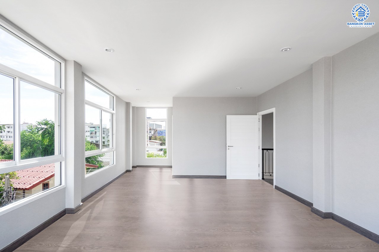 บ้านมือสองตกแต่งใหม่ 3 ชั้นหลังใหญ่พิเศษ! #แปลงมุม พื้นที่ใช้สอยถึง 400 ตร.ม.! Built in Furniture ทั้งหลัง! ม.จรรยานิเวศน์ แจ้งวัฒนะ-ปากเกร็ด35 เนื้อที่ 47ตร.ว. ฟังก์ชั่นจัดเต็ม 4 ห้องนอน 5 ห้องน้ำ 3 ที่จอดรถ พร้อม Living Room ขนาดใหญ่ บนทำเลโซนเมือง รองรับรถไฟฟ้าสายสีชมพู(สายอนาคต) ใกล้ทางด่วน "ศรีรัช" และเพียง 800เมตร ถึงเซ็นทรัลแจ้งวัฒนะ...