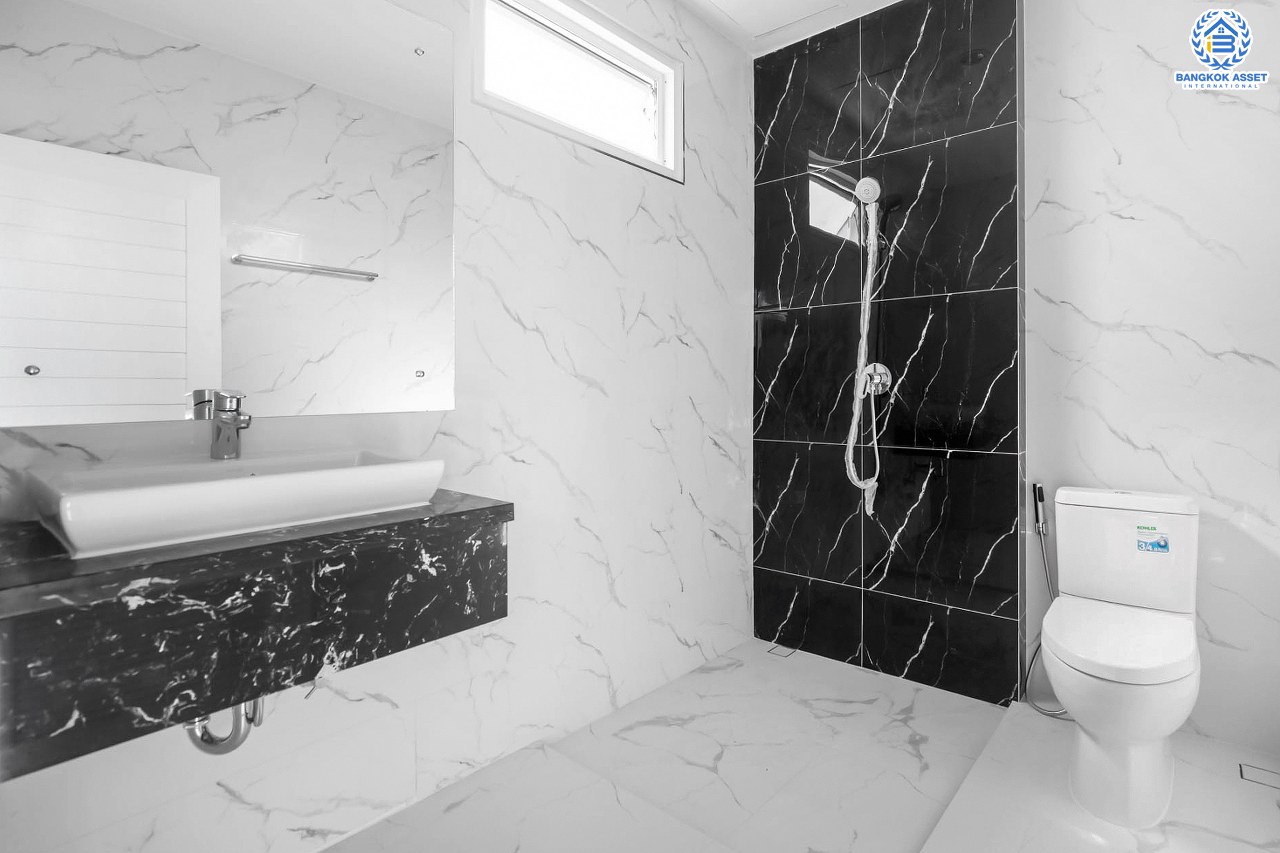 บ้านมือสองตกแต่งใหม่ 3 ชั้นหลังใหญ่พิเศษ! #แปลงมุม พื้นที่ใช้สอยถึง 400 ตร.ม.! Built in Furniture ทั้งหลัง! ม.จรรยานิเวศน์ แจ้งวัฒนะ-ปากเกร็ด35 เนื้อที่ 47ตร.ว. ฟังก์ชั่นจัดเต็ม 4 ห้องนอน 5 ห้องน้ำ 3 ที่จอดรถ พร้อม Living Room ขนาดใหญ่ บนทำเลโซนเมือง รองรับรถไฟฟ้าสายสีชมพู(สายอนาคต) ใกล้ทางด่วน "ศรีรัช" และเพียง 800เมตร ถึงเซ็นทรัลแจ้งวัฒนะ...