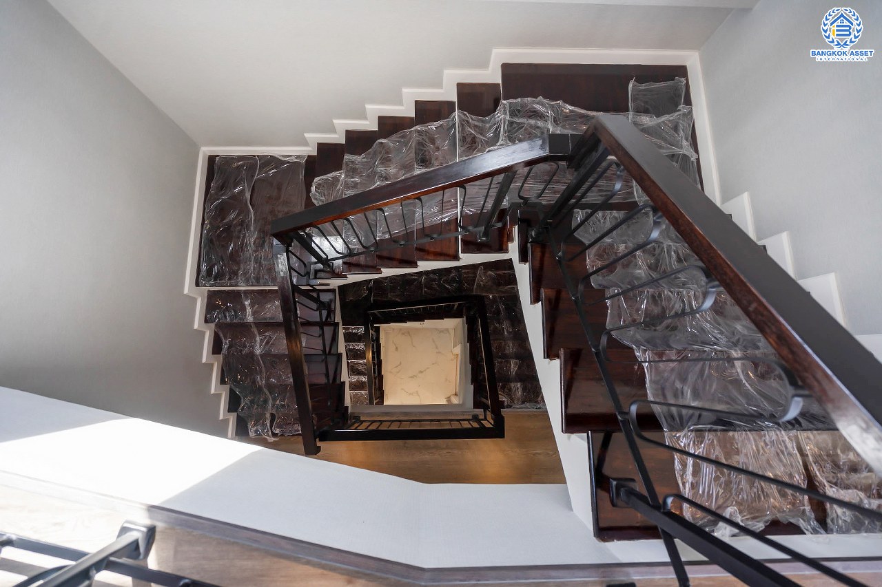 บ้านมือสองตกแต่งใหม่ 3 ชั้นหลังใหญ่พิเศษ! #แปลงมุม พื้นที่ใช้สอยถึง 400 ตร.ม.! Built in Furniture ทั้งหลัง! ม.จรรยานิเวศน์ แจ้งวัฒนะ-ปากเกร็ด35 เนื้อที่ 47ตร.ว. ฟังก์ชั่นจัดเต็ม 4 ห้องนอน 5 ห้องน้ำ 3 ที่จอดรถ พร้อม Living Room ขนาดใหญ่ บนทำเลโซนเมือง รองรับรถไฟฟ้าสายสีชมพู(สายอนาคต) ใกล้ทางด่วน "ศรีรัช" และเพียง 800เมตร ถึงเซ็นทรัลแจ้งวัฒนะ...