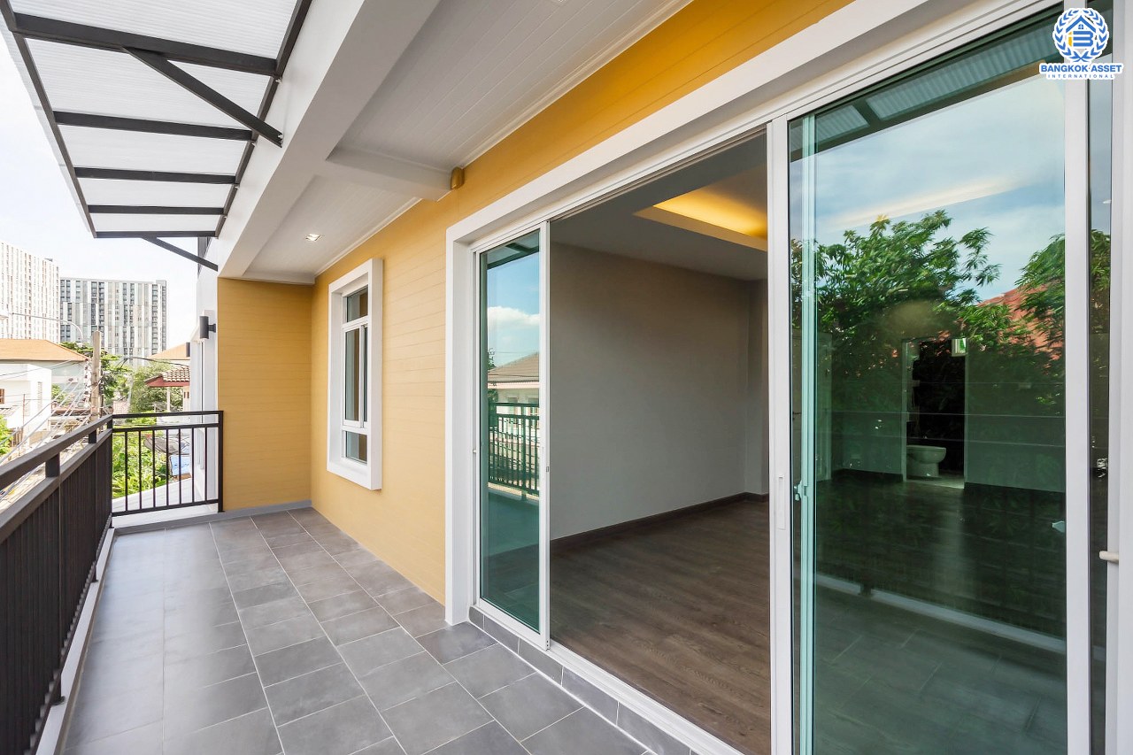 บ้านมือสองตกแต่งใหม่ 3 ชั้นหลังใหญ่พิเศษ! #แปลงมุม พื้นที่ใช้สอยถึง 400 ตร.ม.! Built in Furniture ทั้งหลัง! ม.จรรยานิเวศน์ แจ้งวัฒนะ-ปากเกร็ด35 เนื้อที่ 47ตร.ว. ฟังก์ชั่นจัดเต็ม 4 ห้องนอน 5 ห้องน้ำ 3 ที่จอดรถ พร้อม Living Room ขนาดใหญ่ บนทำเลโซนเมือง รองรับรถไฟฟ้าสายสีชมพู(สายอนาคต) ใกล้ทางด่วน "ศรีรัช" และเพียง 800เมตร ถึงเซ็นทรัลแจ้งวัฒนะ...