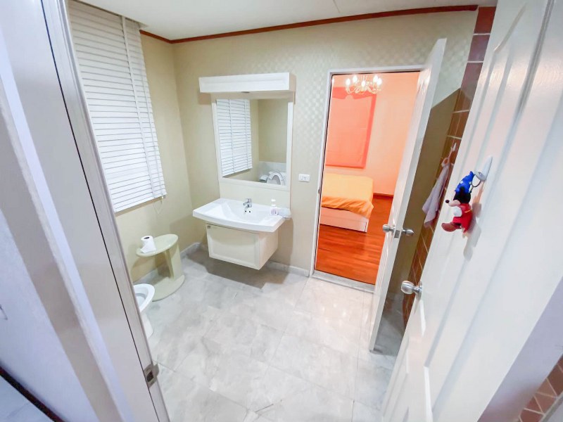 บ้านเดี่ยวมือสองนนทบุรี เนื้อที่ขนาดใหญ่ 123.1 ตร.ว. ม.ลัดดารมย์ ชัยพฤกษ์-แจ้งวัฒนะ ฟังก์ชั่น 3 ห้องนอน 4 ห้องน้ำ บ้านสวยต่อเติมครบ แถมแอร์ 8 เครื่อง! ภายในตกแต่งหรูหรา พร้อมสวนสวยรอบบ้าน หน้าโครงการติดถนนชัยพฤกษ์ เชื่อมสู่แจ้งวัฒนะ ราชพฤกษ์ได้อย่างรวดเร็ว