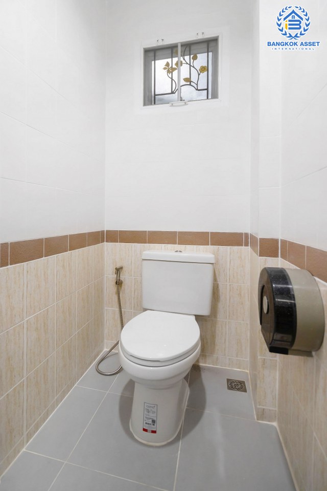 บ้านมือสองตกแต่งใหม่ ม.พลัสซิตี้พาร์ค ลาดพร้าว71 (ซอยโรงเรียนสตรีวิทยา2) ทาวน์โฮม 3 ชั้น รองรับครอบครัวขยาย ฟังก์ชั่น 4 ห้องนอน 3 ห้องน้ำ เนื้อที่ 17 ตร.ว. ทำเลใจกลางเมือง เชื่อมต่อทั้งถนนประเสริฐมนูญกิจ ,เกษตร-นวมินทร์ , ลาดพร้าว , รัชโยธินฯ ใกล้ทางด่วนรามอินทรา เดินทางสะดวกสบาย ติดรถไฟฟ้าสายสีน้ำตาล "สถานีโรงเรียนสตรีวิทยา2"...