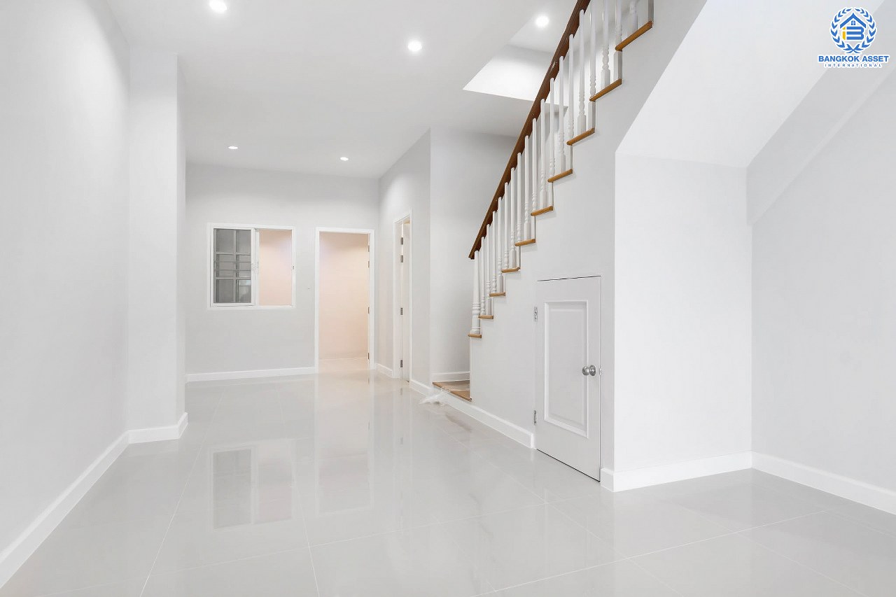 บ้านมือสองตกแต่งใหม่ ม.พลัสซิตี้พาร์ค ลาดพร้าว71 (ซอยโรงเรียนสตรีวิทยา2) ทาวน์โฮม 3 ชั้น รองรับครอบครัวขยาย ฟังก์ชั่น 4 ห้องนอน 3 ห้องน้ำ เนื้อที่ 17 ตร.ว. ทำเลใจกลางเมือง เชื่อมต่อทั้งถนนประเสริฐมนูญกิจ ,เกษตร-นวมินทร์ , ลาดพร้าว , รัชโยธินฯ ใกล้ทางด่วนรามอินทรา เดินทางสะดวกสบาย ติดรถไฟฟ้าสายสีน้ำตาล "สถานีโรงเรียนสตรีวิทยา2"...