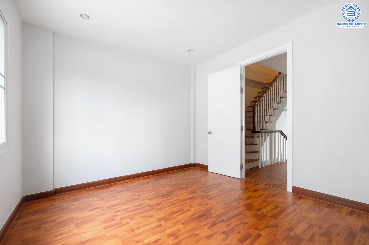 บ้านมือสองตกแต่งใหม่ ม.พลัสซิตี้พาร์ค ลาดพร้าว71 (ซอยโรงเรียนสตรีวิทยา2) ทาวน์โฮม 3 ชั้น รองรับครอบครัวขยาย ฟังก์ชั่น 4 ห้องนอน 3 ห้องน้ำ เนื้อที่ 17 ตร.ว. ทำเลใจกลางเมือง เชื่อมต่อทั้งถนนประเสริฐมนูญกิจ ,เกษตร-นวมินทร์ , ลาดพร้าว , รัชโยธินฯ ใกล้ทางด่วนรามอินทรา เดินทางสะดวกสบาย ติดรถไฟฟ้าสายสีน้ำตาล "สถานีโรงเรียนสตรีวิทยา2"...