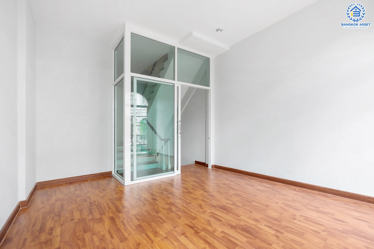 บ้านมือสองตกแต่งใหม่ ม.พลัสซิตี้พาร์ค ลาดพร้าว71 (ซอยโรงเรียนสตรีวิทยา2) ทาวน์โฮม 3 ชั้น รองรับครอบครัวขยาย ฟังก์ชั่น 4 ห้องนอน 3 ห้องน้ำ เนื้อที่ 17 ตร.ว. ทำเลใจกลางเมือง เชื่อมต่อทั้งถนนประเสริฐมนูญกิจ ,เกษตร-นวมินทร์ , ลาดพร้าว , รัชโยธินฯ ใกล้ทางด่วนรามอินทรา เดินทางสะดวกสบาย ติดรถไฟฟ้าสายสีน้ำตาล "สถานีโรงเรียนสตรีวิทยา2"...