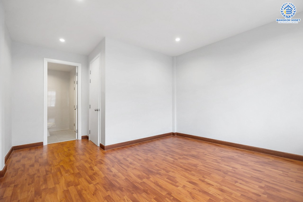 บ้านมือสองตกแต่งใหม่ ม.พลัสซิตี้พาร์ค ลาดพร้าว71 (ซอยโรงเรียนสตรีวิทยา2) ทาวน์โฮม 3 ชั้น รองรับครอบครัวขยาย ฟังก์ชั่น 4 ห้องนอน 3 ห้องน้ำ เนื้อที่ 17 ตร.ว. ทำเลใจกลางเมือง เชื่อมต่อทั้งถนนประเสริฐมนูญกิจ ,เกษตร-นวมินทร์ , ลาดพร้าว , รัชโยธินฯ ใกล้ทางด่วนรามอินทรา เดินทางสะดวกสบาย ติดรถไฟฟ้าสายสีน้ำตาล "สถานีโรงเรียนสตรีวิทยา2"...