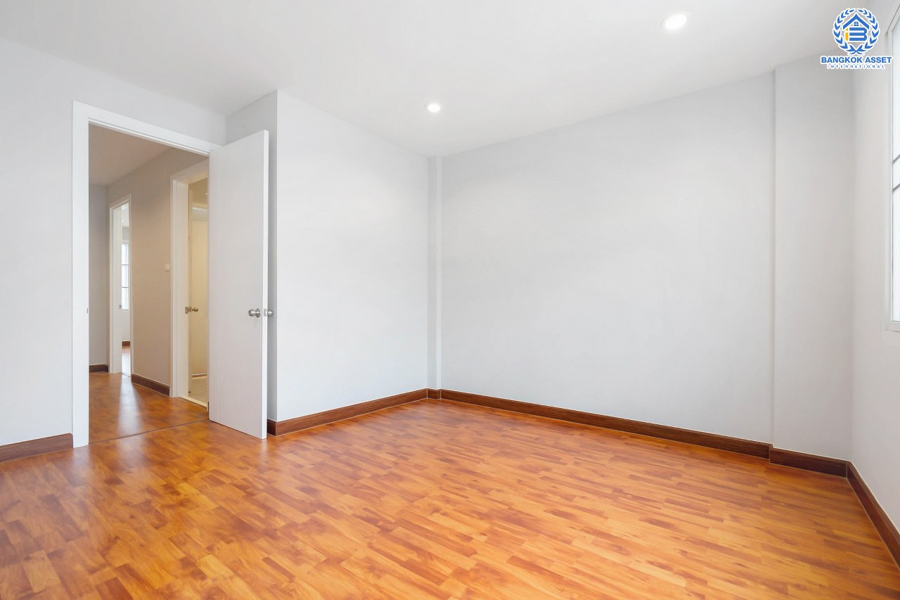 บ้านมือสองตกแต่งใหม่ ม.พลัสซิตี้พาร์ค ลาดพร้าว71 (ซอยโรงเรียนสตรีวิทยา2) ทาวน์โฮม 3 ชั้น รองรับครอบครัวขยาย ฟังก์ชั่น 4 ห้องนอน 3 ห้องน้ำ เนื้อที่ 17 ตร.ว. ทำเลใจกลางเมือง เชื่อมต่อทั้งถนนประเสริฐมนูญกิจ ,เกษตร-นวมินทร์ , ลาดพร้าว , รัชโยธินฯ ใกล้ทางด่วนรามอินทรา เดินทางสะดวกสบาย ติดรถไฟฟ้าสายสีน้ำตาล "สถานีโรงเรียนสตรีวิทยา2"...