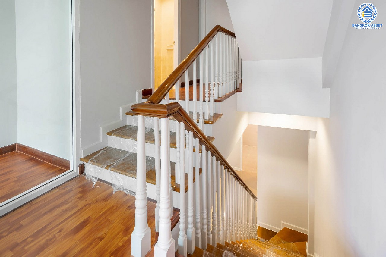 บ้านมือสองตกแต่งใหม่ ม.พลัสซิตี้พาร์ค ลาดพร้าว71 (ซอยโรงเรียนสตรีวิทยา2) ทาวน์โฮม 3 ชั้น รองรับครอบครัวขยาย ฟังก์ชั่น 4 ห้องนอน 3 ห้องน้ำ เนื้อที่ 17 ตร.ว. ทำเลใจกลางเมือง เชื่อมต่อทั้งถนนประเสริฐมนูญกิจ ,เกษตร-นวมินทร์ , ลาดพร้าว , รัชโยธินฯ ใกล้ทางด่วนรามอินทรา เดินทางสะดวกสบาย ติดรถไฟฟ้าสายสีน้ำตาล "สถานีโรงเรียนสตรีวิทยา2"...