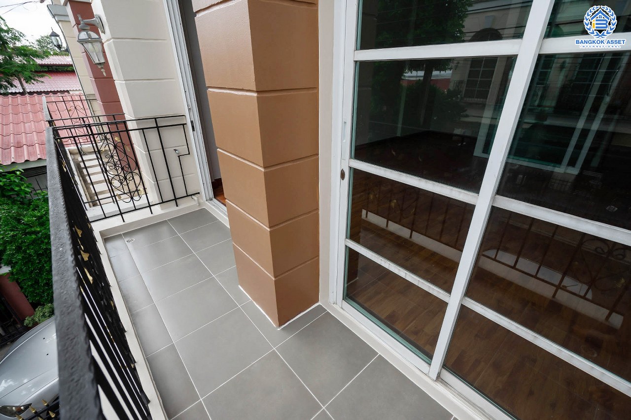 บ้านมือสองตกแต่งใหม่ ม.พลัสซิตี้พาร์ค ลาดพร้าว71 (ซอยโรงเรียนสตรีวิทยา2) ทาวน์โฮม 3 ชั้น รองรับครอบครัวขยาย ฟังก์ชั่น 4 ห้องนอน 3 ห้องน้ำ เนื้อที่ 17 ตร.ว. ทำเลใจกลางเมือง เชื่อมต่อทั้งถนนประเสริฐมนูญกิจ ,เกษตร-นวมินทร์ , ลาดพร้าว , รัชโยธินฯ ใกล้ทางด่วนรามอินทรา เดินทางสะดวกสบาย ติดรถไฟฟ้าสายสีน้ำตาล "สถานีโรงเรียนสตรีวิทยา2"...