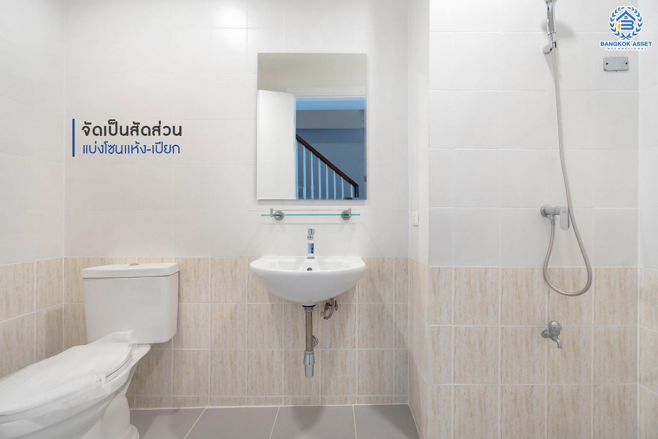 บ้านมือสองตกแต่งใหม่ ม.พลัสซิตี้พาร์ค ลาดพร้าว71 (ซอยโรงเรียนสตรีวิทยา2) ทาวน์โฮม 3 ชั้น รองรับครอบครัวขยาย ฟังก์ชั่น 4 ห้องนอน 3 ห้องน้ำ เนื้อที่ 17 ตร.ว. ทำเลใจกลางเมือง เชื่อมต่อทั้งถนนประเสริฐมนูญกิจ ,เกษตร-นวมินทร์ , ลาดพร้าว , รัชโยธินฯ ใกล้ทางด่วนรามอินทรา เดินทางสะดวกสบาย ติดรถไฟฟ้าสายสีน้ำตาล "สถานีโรงเรียนสตรีวิทยา2"...