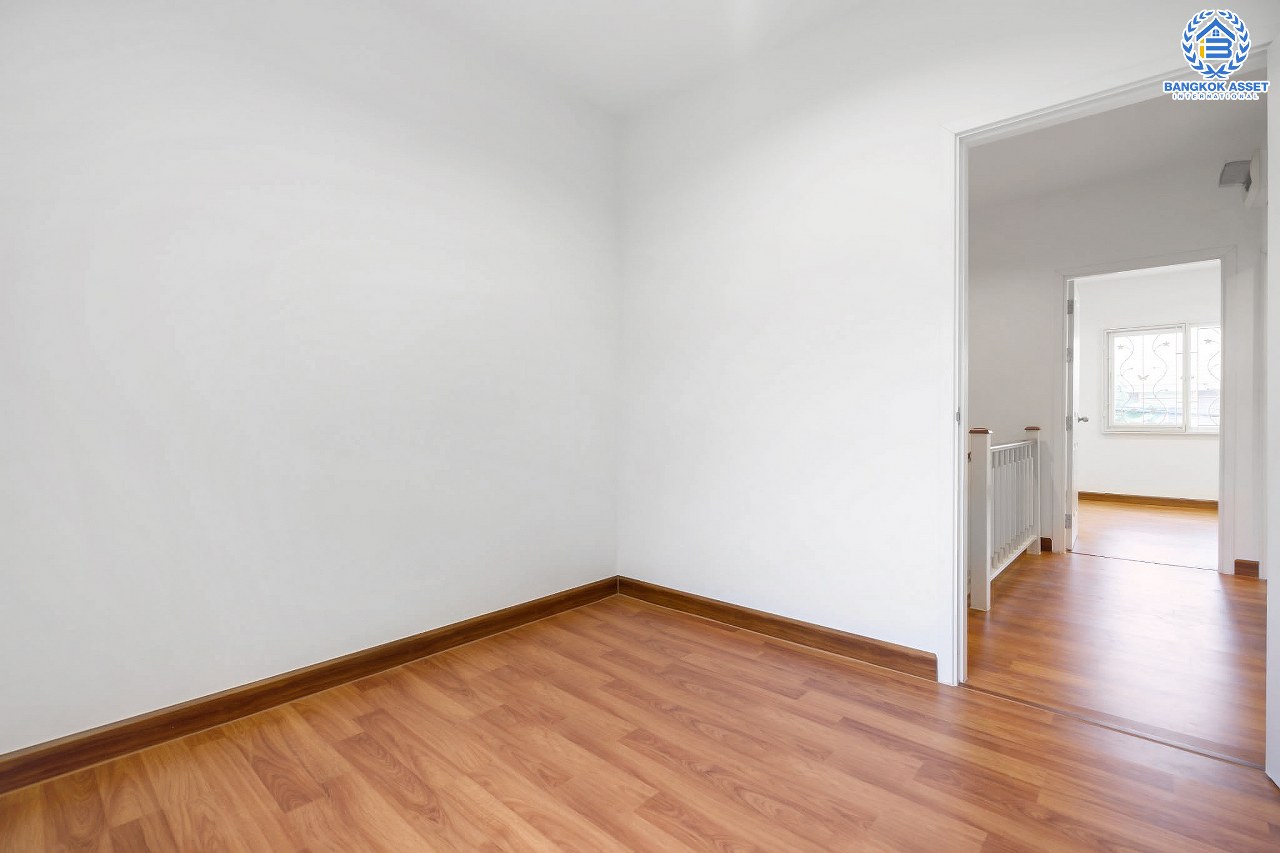 บ้านมือสองตกแต่งใหม่ ม.พฤกษาทาวน์ ติดถนนราชพฤกษ์ ทาวน์เฮ้าส์พร้อมอยู่ จอดรถได้ถึง 2 คัน! เนื้อที่ 21.6 ตร.ว. (หน้ากว้าง 6 เมตร) ฟังก์ชั่น 3 ห้องนอน 2ห้องน้ำ เดินทางสะดวกบนทำเลศักยภาพ ใกล้วงเวียนพระราม5 เชื่อมต่อทั้งนครอินทร์ ,ราชพฤกษ์ ,และกาญจนาภิเษก...